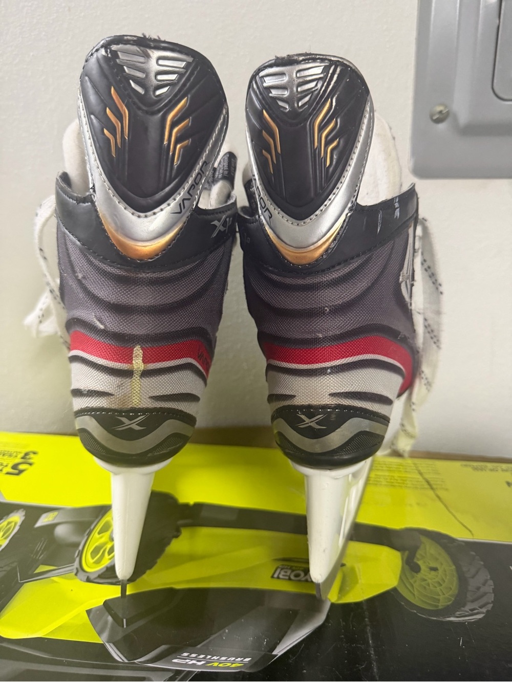 Bauer Kids Black and White Hockey Skates 1R - Picture 3 of 10